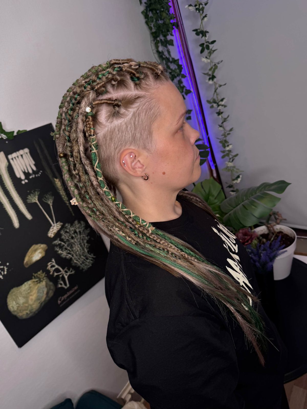 Ruskeat ja vihreät letitetyt takut undercutilla