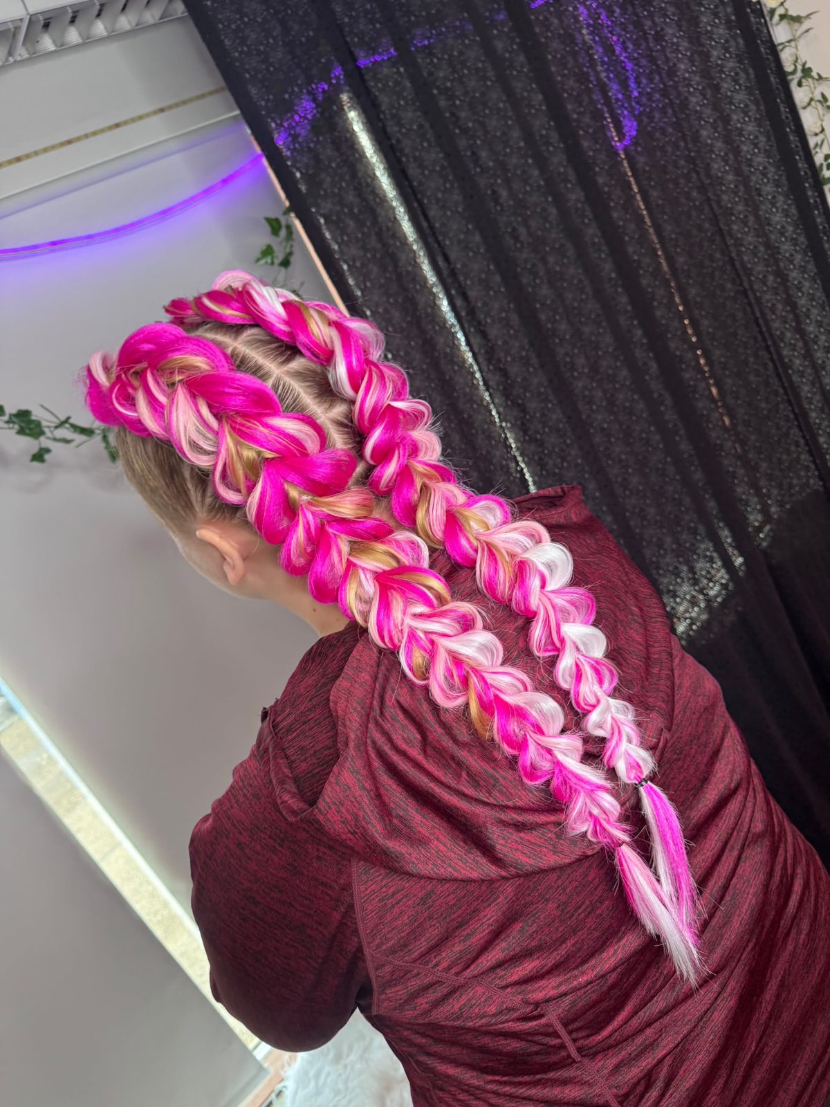 Kaksi paksua pinkkiä ja valkoista kuitupunosta