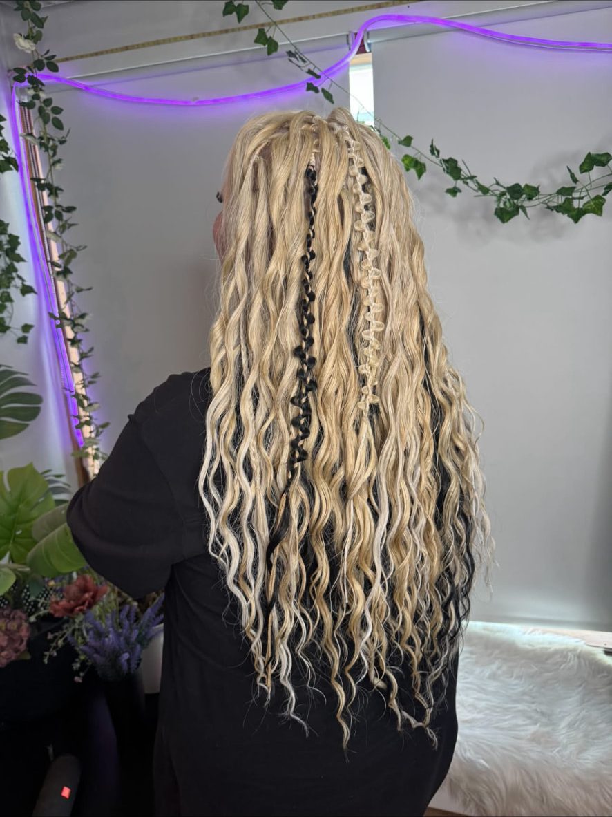 Pitkät platinanvaaleat kiharat takut mustalla letillä
